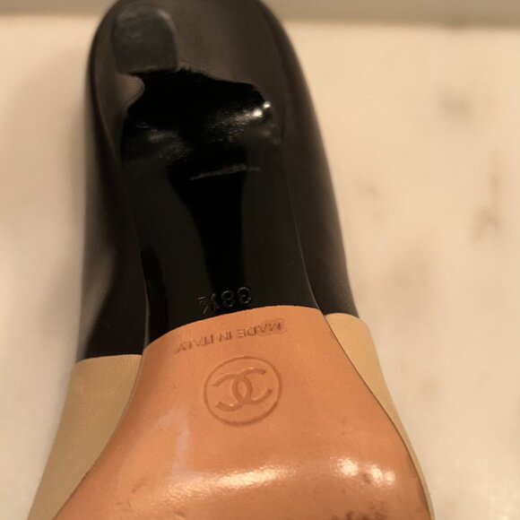 CHANEL T Strap Mary Jane Cap Toe Heels Black Tan Leather CC Logo Pumps 38.8 US8 - Picture 14 of 16